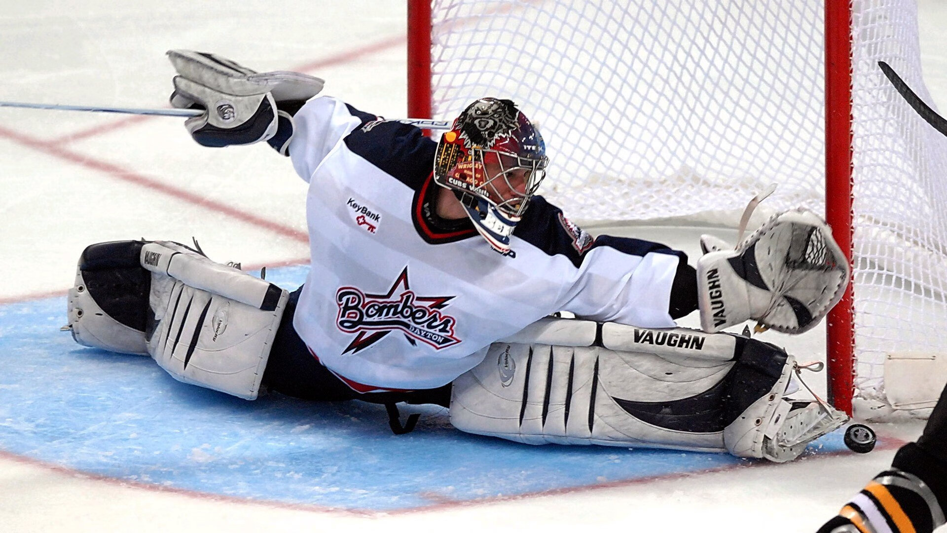 球迷庆祝日本首次世界杯预选赛胜利